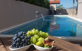 Life - New And Luxury Holiday House