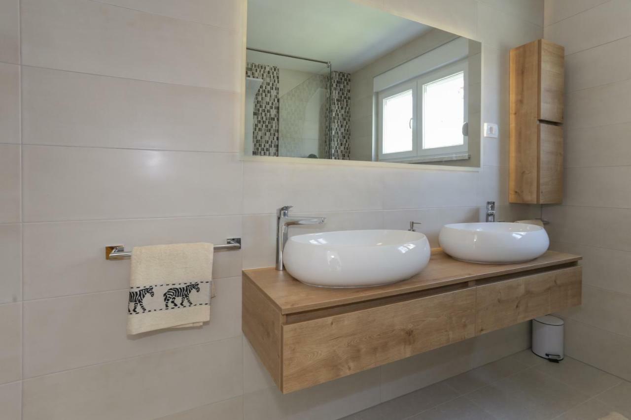Life - New And Luxury Holiday House Kaštela Buitenkant foto